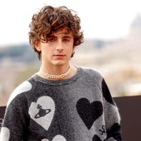 Timothée ChalametTimothée juga datang dari keluarga artis. Ibunya adalah Nicole Fender merupakan penari Broadway sedangkan kakek dari ayahnya adalah penulis dan pembuat film. Banyak fans Timothee yang tidak setuju aktor AS keturunan Prancis itu disebut nepo baby.Foto: WireImage/Franco Origlia