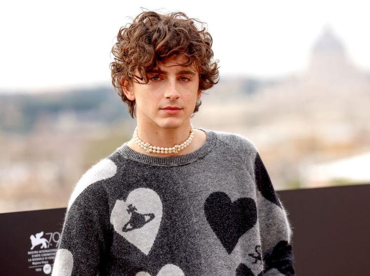 Gaya Timothee Chalamet Pakai Kalung Mutiara