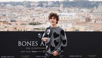 Timothée Chalamet tampak tersenyum ke hadapan para fotografer yang hadir.  Foto: WireImage/Franco Origlia