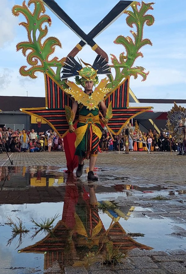 Wakatobi Wave 2022 menampilkan expo UMKM, festival film pendek, pameran foto, pagelaran dan lomba seni budaya, workshop film dan fotografi, fashion show kreasi tenun Wakatobi, fun bike, karnaval budaya maritim, parade kostum tenun Wakatobi, tari kolosal, festival kuliner Wakatobi, hingga hiburan artis dan seniman lokal. Wakatobi Wave 2022 menampilkan expo UMKM, festival film pendek, pameran foto, pagelaran dan lomba seni budaya, workshop film dan fotografi, fashion show kreasi tenun Wakatobi, fun bike, karnaval budaya maritim, parade kostum tenun Wakatobi, tari kolosal, festival kuliner Wakatobi, hingga hiburan artis dan seniman lokal.