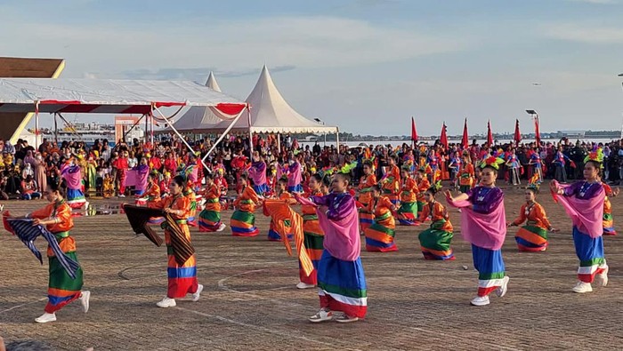 Genjot Kunjungan Wisatawan Lewat Wakatobi Wave 2022 Wonderfull and Expo atau Wakatobi Wave 2022 resmi dibuka oleh Menteri Pariwisata dan Ekonomi Kreatif, Sandiaga Uno. Acara ini juga sebagai apresiasi warga dalam mendukung pariwisata daerah.