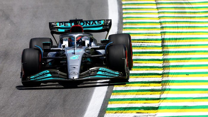SAO PAULO, BRAZIL - NOVEMBER 12: George Russell of Great Britain driving the (63) Mercedes AMG Petronas F1 Team W13 on track during practice ahead of the F1 Grand Prix of Brazil at Autodromo Jose Carlos Pace on November 12, 2022 in Sao Paulo, Brazil. (Photo by Mark Thompson/Getty Images)