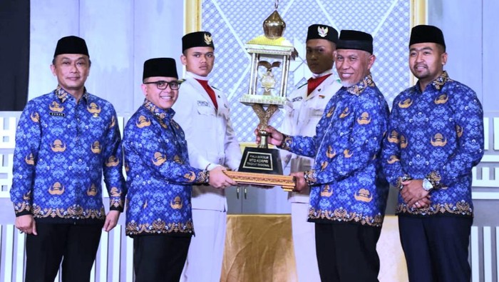 Gubernur Sumbar Buya Mahyeldi bersama Wakil Gubernur Sumbar Audy Joinaldy menerima piala bergilir yang diserahkan langsung oleh MenpanRB.