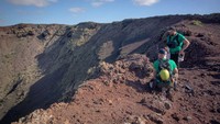 Seorang astronot asal Jerman, Alexander Gerst (kanan) berada di puncak Gunung Berapi Purba di Spanyol selama program pelatihan untuk menjelajah bulan dan Mars.