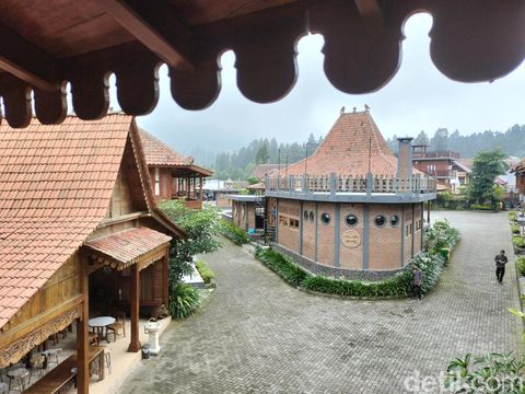Hotel Joglo Kecombrang Bromo bisa menjadi opsi tempat menginap saat Anda berwisata di Bromo. Hotel ini menawarkan nuansa tradisional dan view yang menawan.