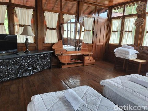 Hotel Joglo Kecombrang Bromo bisa menjadi opsi tempat menginap saat Anda berwisata di Bromo. Hotel ini menawarkan nuansa tradisional dan view yang menawan.