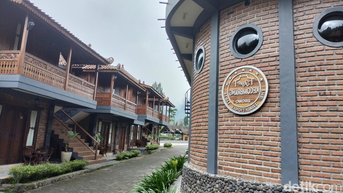 Hotel Joglo Kecombrang Bromo Hotel Joglo Kecombrang Bromo bisa menjadi opsi tempat menginap saat Anda berwisata di Bromo. Hotel ini menawarkan nuansa tradisional dan view yang menawan.