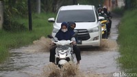 Pantauan detikJabar, Minggu (13/11/2022) akses Jalan Sapan-Cimincrang via sepadan Sungai Cikeruh terjadi genangan. Genangan itu, akibat luapan air sungai.