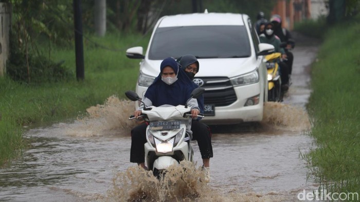 Hujan yang mengguyur wilayah Kota Bandung dan Kabupaten Bandung membuat volume air di Sungai Cikeruh meluap ke jalan raya. Hujan yang mengguyur wilayah Kota Bandung dan Kabupaten Bandung membuat volume air di Sungai Cikeruh meluap ke jalan raya.