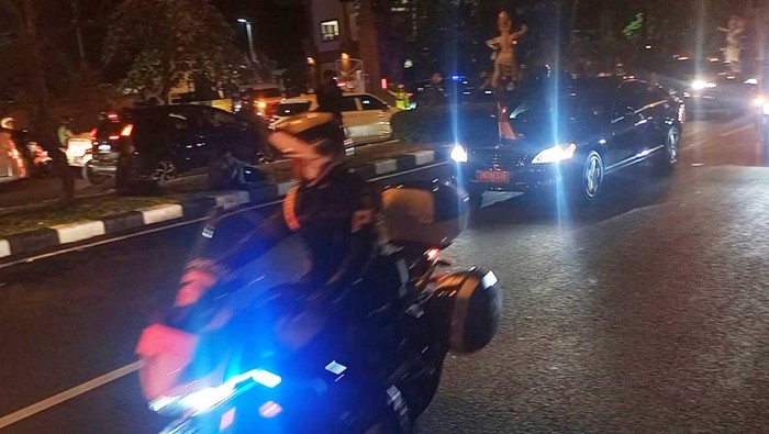 Iring-iringan Presiden Joko Widodo saat keluar dari terminal VVIP Bandara Ngurah Rai, Bali, Minggu (13/11/2022) malam. Foto: Agus Eka