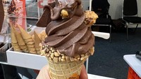 Selain teh, ada juga berbagai cokelat lokal Indonesia. Mereka menyediakan sampel cokelat dan minuman serta sof serve ice cream. Seperti Pipiltin Cocoa deng es krim cokelat Ransiki asli Papua. Foto: Detikfood