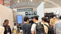 Banyak roastery membuka gerai dengan perkenalan berbagai jenis kopi lokal dan luar. Sebelum ebeli pengunjung bisa mencicipi aneka kopi yang diseduh manual brewing. Foto: Detikfood