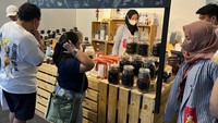 Gerai Pasar Teh menyediakan beraga teh bunga, teh buah, teh rempah dan teh single asli Indonesia dengan berbagai pilihan kemasan, juga buku tentang teh. Foto: Detikfood