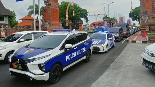 Jelang kedatangan Presiden Amerika Serikat (AS) Joe Biden dan Menteri Luar Negeri Rusia Sergei Lavrov yang menggantikan Presiden Rusia Vladimir Putin, area sekitar Terminal VVIP Bandara I Gusti Ngurah Rai lebih diperketat. Foto: Triwidiyanti