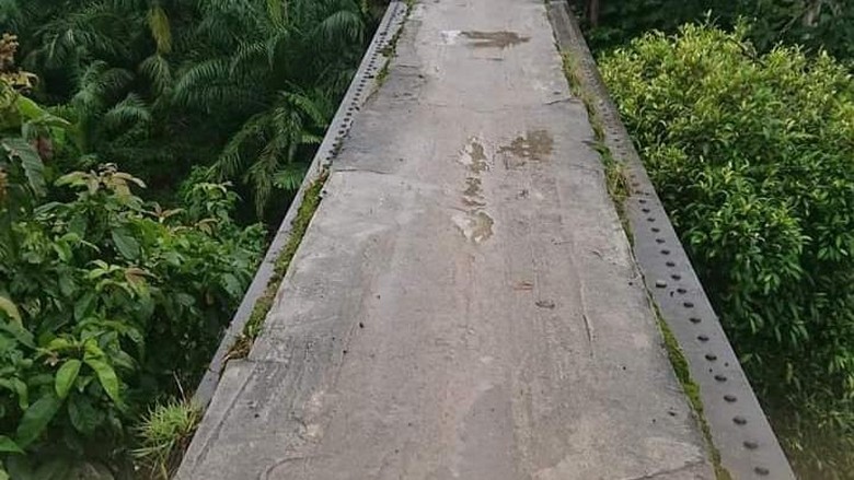 Jembatan di Kecamatan Hatonduhan Simalungun yang kecil dan berada di atas sungai Jembatan di Kecamatan Hatonduhan Simalungun yang kecil dan berada di atas sungai