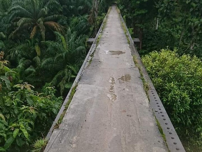 Jembatan di Kecamatan Hatonduhan Simalungun yang kecil dan berada di atas sungai