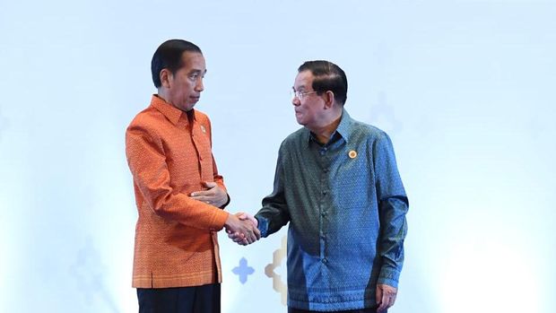Estilos jokowi con camisa tradicional jemer mientras el primer ministro camboyano asiste a la cena