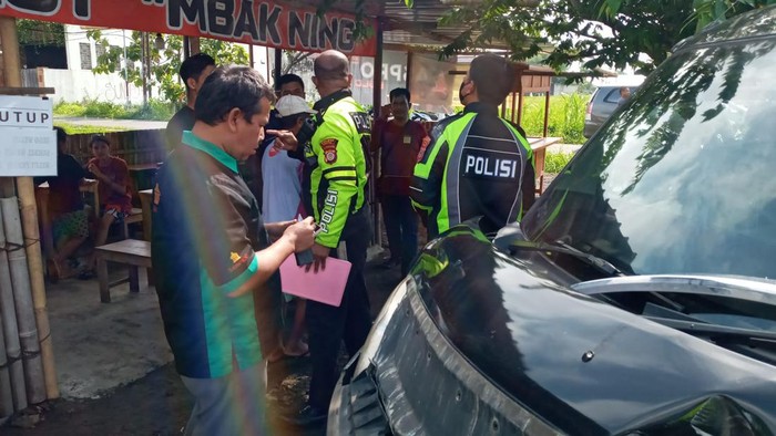 Kecelakaan 2 mobil di  Jalan Tarudan Bangunharjo, Sewon, Bantul, Minggu (13/11/2022).