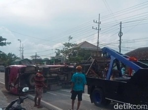 Elf Bawa Rombongan Peziarah Terguling di Bojonegoro