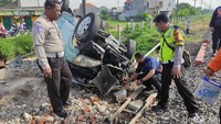 Avanza yang tertabrak KA di Taman, Sidoarjo terbalik dan ringsek/(Foto: Suparno/detikJatim)