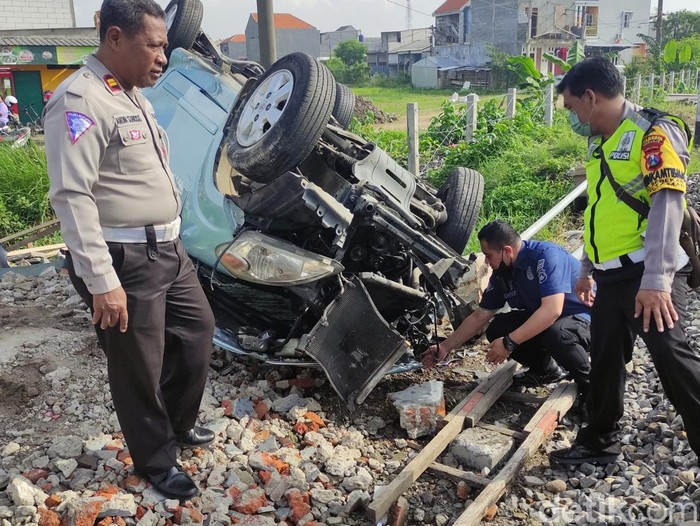 Kecelakaan di Sidoarjo Mobil Toyota Avanza tertabrak kereta api di perlintasan tanpa palang pintu, Desa Tawangsari, Kecamatan Taman, Sidoarjo. Akibat kecelakaan tersebut, pengemudi mobil meninggal di rumah sakit.
