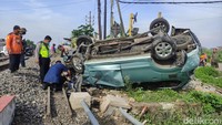 Pengendara Toyota Avanza yang tertabrak KA di Sidoarjo hendak pulang ke rumah setelah perjalanan dari Driyorejo, Gresik/(Foto: Suparno/detikJatim)
