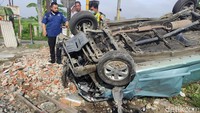 Warga sekitar lokasi sempat mengevakuasi pengemudi ke RS terdekat namun korban meninggal/(Foto: Suparno/detikJatim)