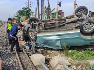 Nahas Pengemudi Avanza Tewas Tersambar KA