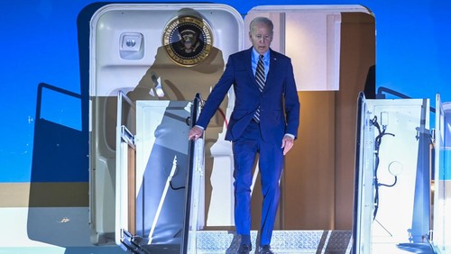Presiden Amerika Serikat Joe Biden (tengah) tiba di terminal VVIP I Bandara I Gusti Ngurah Rai Bali, Minggu (13/11/2022). Kedatangan Presiden Amerika Serikat tersebut untuk mengikuti KTT G20 yang akan berlangsung pada 15-16 November. ANTARA FOTO/Media Center G20 Indonesia/Galih Pradipta/nym.
