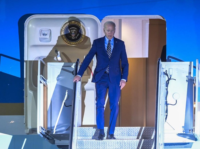 Presiden Amerika Serikat Joe Biden (tengah) tiba di terminal VVIP I Bandara I Gusti Ngurah Rai Bali, Minggu (13/11/2022). Kedatangan Presiden Amerika Serikat tersebut untuk mengikuti KTT G20 yang akan berlangsung pada 15-16 November. ANTARA FOTO/Media Center G20 Indonesia/Galih Pradipta/nym.