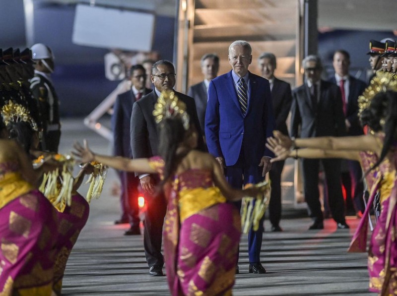 Presiden Amerika Serikat Joe Biden (tengah) tiba di terminal VVIP I Bandara I Gusti Ngurah Rai Bali, Minggu (13/11/2022). Kedatangan Presiden Amerika Serikat tersebut untuk mengikuti KTT G20 yang akan berlangsung pada 15-16 November. ANTARA FOTO/Media Center G20 Indonesia/Galih Pradipta/nym.