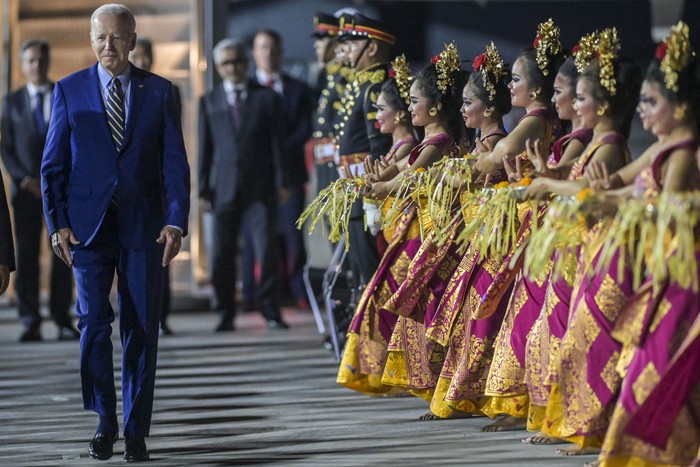 Presiden Amerika Serikat Joe Biden (tengah) tiba di terminal VVIP I Bandara I Gusti Ngurah Rai Bali, Minggu (13/11/2022). Kedatangan Presiden Amerika Serikat tersebut untuk mengikuti KTT G20 yang akan berlangsung pada 15-16 November. ANTARA FOTO/Media Center G20 Indonesia/Galih Pradipta/nym.