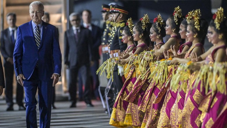 KEDATANGAN PRESIDEN AS DI BALI Presiden Amerika Serikat Joe Biden (tengah) tiba di terminal VVIP I Bandara I Gusti Ngurah Rai Bali, Minggu (13/11/2022). Kedatangan Presiden Amerika Serikat tersebut untuk mengikuti KTT G20 yang akan berlangsung pada 15-16 November. ANTARA FOTO/Media Center G20 Indonesia/Galih Pradipta/nym.