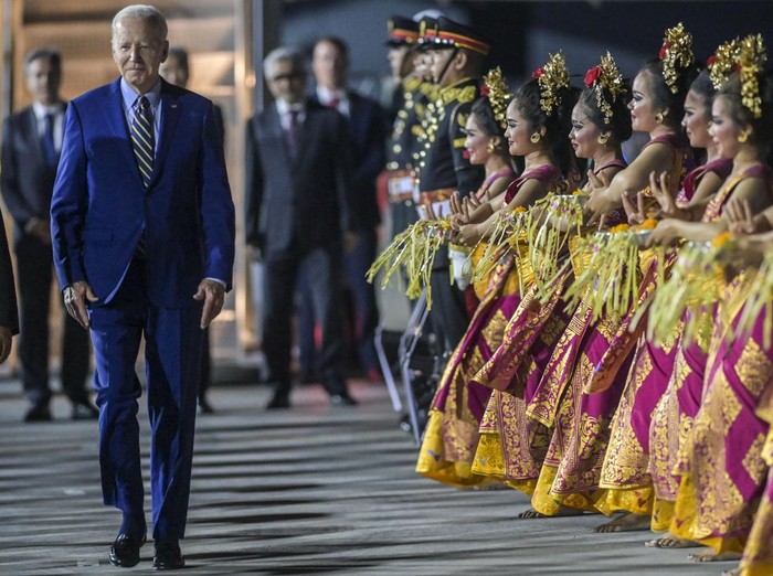 Presiden Amerika Serikat Joe Biden (tengah) tiba di terminal VVIP I Bandara I Gusti Ngurah Rai Bali, Minggu (13/11/2022). Kedatangan Presiden Amerika Serikat tersebut untuk mengikuti KTT G20 yang akan berlangsung pada 15-16 November. ANTARA FOTO/Media Center G20 Indonesia/Galih Pradipta/nym.
