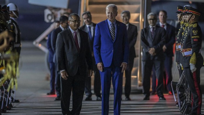 Presiden Amerika Serikat Joe Biden (tengah) tiba di terminal VVIP I Bandara I Gusti Ngurah Rai Bali, Minggu (13/11/2022). Kedatangan Presiden Amerika Serikat tersebut untuk mengikuti KTT G20 yang akan berlangsung pada 15-16 November. ANTARA FOTO/Media Center G20 Indonesia/Galih Pradipta/nym.