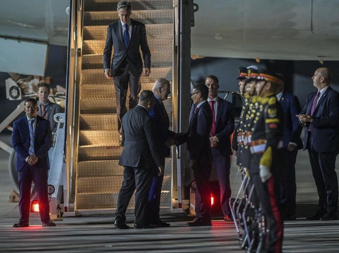 Presiden Amerika Serikat Joe Biden (ketiga kiri) tiba di terminal VVIP I Bandara I Gusti Ngurah Rai Bali, Minggu (13/11/2022). Kedatangan Presiden Amerika Serikat tersebut untuk mengikuti KTT G20 yang akan berlangsung pada 15-16 November. ANTARA FOTO/Media Center G20 Indonesia/Galih Pradipta/nym.