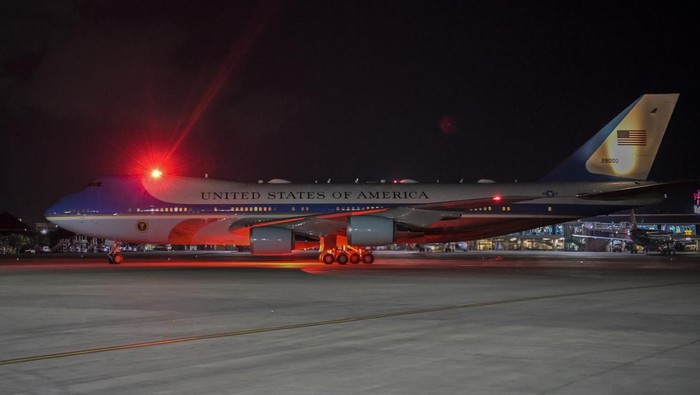KEDATANGAN PRESIDEN AS DI BALI Presiden Amerika Serikat Joe Biden (tengah) tiba di terminal VVIP I Bandara I Gusti Ngurah Rai Bali, Minggu (13/11/2022). Kedatangan Presiden Amerika Serikat tersebut untuk mengikuti KTT G20 yang akan berlangsung pada 15-16 November. ANTARA FOTO/Media Center G20 Indonesia/Galih Pradipta/nym.
