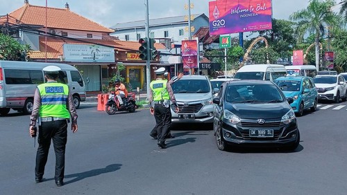Kendaraan roda empat yang hendak masuk kawasan Nusa Dua, dialihkan menuju jalur lain, Minggu (13/11/2022).