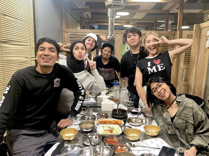 Keseruan Desta Mahendra saat Makan Bareng Keluarga dan Geng The Prediksi
