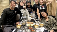 Lewat Instagramnya sendiri, pemilik nama lengkap Deddy Desta Mahendra ini memanh cukup sering membagikan momen makan-makannya bareng keluarga dan kerabatnya.  Foto: Instagram @desta80s