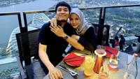Tak hanya di Indonesia, Desta dan Natasha sering makan malam romantis berdua di Singapura. Dengan view kota Singapura yang indah, acara makan malam mereka semakin berkesan. Foto: Instagram @desta80s