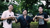  Bersama Tompi dan Vincent, Desta potong tumpeng nasi kuning berisi aneka lauk untuk acara syuting salah satu film yang dibintanginya. Foto: Instagram @desta80s