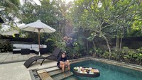 Liburan bersama sang istri ke Bali, Desta menikmati waktu bersantainya dengan sarapan floating breakfast di hotel yang ditempatinya. Foto: Instagram @desta80s