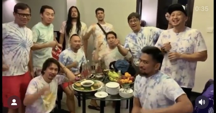 Keseruan Desta Mahendra saat Makan Bareng Keluarga dan Geng The Prediksi Keseruan Desta Mahendra saat Makan Bareng Keluarga dan Geng The Prediksi
