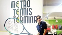 Nama presenter ternama Desta Mahendra kini kembali disorot usai dirinya kalah dalam lomba Tiba-Tiba Tennis melawan Raffi Ahmad. Pertandingan itu berlangsung sengit dan seru. Foto: Instagram @desta80s