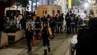 Rekaman video yang diperoleh Reuters menunjukkan saat ledakan terjadi di tengah jalan membuat puing beterbangan dan beberapa orang tergeletak.