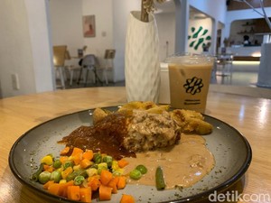 Nikmatnya Sego Ayam Nusantara di Kafe Bernuansa ala Santorini Yunani