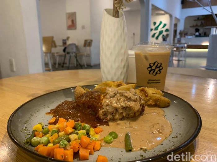 Kuliner Sego Ayam Nusantara di Cafe Bernuansa ala Santorini Yunani di Medan