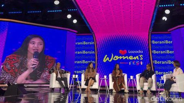 Lazada Women’s Fest @lazada_id 11-13 November 2022 Marketing Essential for Beauty Brand bersama Putri Tanjung @putritanjung , dr Shirley Oslan @shirleyoslan @madformakeup dan Faisal Hasan Basri, Sekjen Sahabat UMKM dan Pemerhati UMKM di JIEXPO Convention Center (13/11/2022). Lazada Women’s Fest @lazada_id 11-13 November 2022 Marketing Essential for Beauty Brand bersama Putri Tanjung @putritanjung , dr Shirley Oslan @shirleyoslan @madformakeup dan Faisal Hasan Basri, Sekjen Sahabat UMKM dan Pemerhati UMKM di JIEXPO Convention Center (13/11/2022).