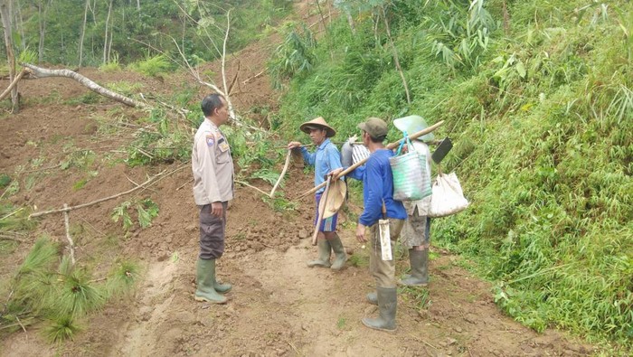 Longsor di Dusun Bodas, Kecamatan Kandangserang, Pekalongan, Minggu (13/11/2022).